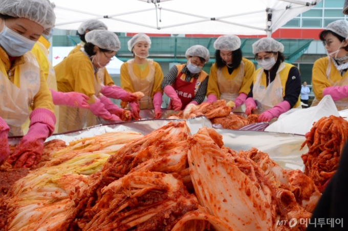 지난 4월 오전 충북 청주시 흥덕구 대한적십자사 충북지사에서 열린 김장 나눔 행사에서 적십자 봉사원들이 김치를 담그고 있다. /사진=뉴시스