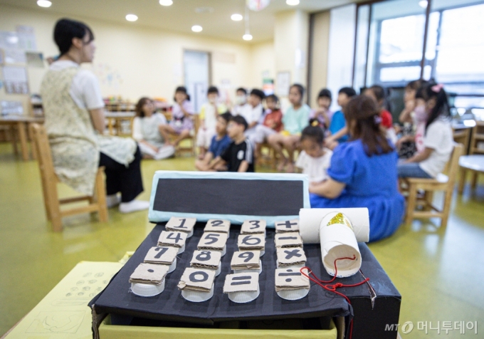 (서울=뉴스1) 이재명 기자 = 4일 영·유아학교 시범운영기관으로 선정된 서울 중랑구 면일어린이집(국공립)에서 어린이들이 수업을 듣고 있다.  서울시교육청은 영유아 교육·보육 공공성 강화를 통한 유보통합 모델 구축을 위해 '(가칭)영·유아학교 시범운영기관'을 선정하고, 교육청 특색사업을 추진한다고 밝혔다.  시범운영기관은 △충분한 운영시간 및 일수 보장 △교사 대 영유아 수 비율 개선 △수요 맞춤 교육?보육 프로그램 강화 △교원 역량 강화를 위한 추진 과제를 중점 추진한다.  이를 위해 서울시교육청은 △시범운영기관 원장 협의체 △아 /사진=(서울=뉴스1) 이재명 기자