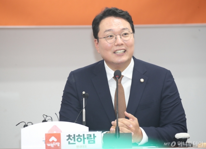 천하람 개혁신당 원내대표가 22일 광주시의회 5층 예결특위 회의실에서 열린 30차 광주 현장 최고위원회의에서 모두발언을 하고 있다.2024.8.22/뉴스1  Copyright (C) 뉴스1. All rights reserved. 무단 전재 및 재배포,  AI학습 이용 금지. 