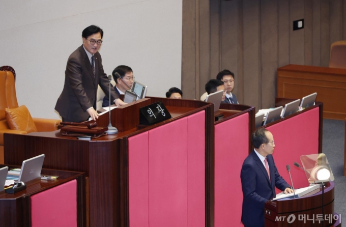 우원식 국회 의장이 5일 서울 여의도 국회에서 열린 제418회 국회(정기회) 제3차 본회의에서 추경호 국민의힘 원내대표의 교섭단체 대표연설 동안 야당의 항의 및 여당의 대응이 거세지자 이를 제지하고 있다. 2024.09.05. /사진=뉴시스 /사진=고승민