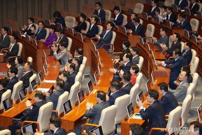 추경호 국민의힘 원내대표가 5일 오전 서울 여의도 국회 본회의장에서 교섭단체 대표연설을 하자 국민의힘 의원들이 박수를 치고 있다. 2024.9.5/사진=뉴스1 /사진=(서울=뉴스1) 이광호 기자