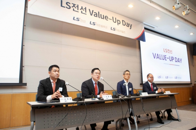  5일 서울 여의도 FKI타워에서 열린 '밸류업 데이(Value-up Day)' 행사에서 참석자들이 질의응답을 진행하고 있다. (왼쪽부터) 고의곤 LS전선 해저Global영업부문장, 구본규 대표이사, 신영식 부사장, 홍영호 LS머트리얼즈 대표이사/사진제공=LS전선