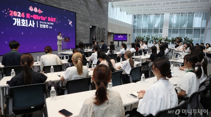 민병주 한국산업기술진흥원장이 5일 경기도 성남시 네이버 1784 사옥에서 열린 '2024 K-걸스데이' 개막식에서 개회사를 하고 있다. /사진=성남(경기)=이기범 기자 leekb@