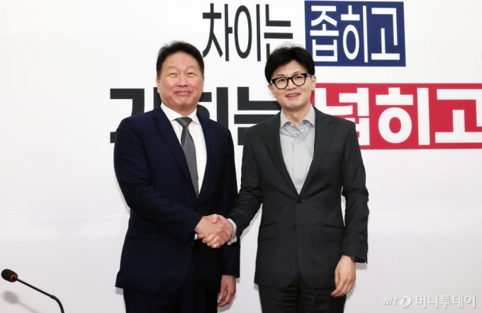 [서울=뉴시스] 조성우 기자 = 한동훈(오른쪽) 국민의힘 대표가 5일 오후 서울 여의도 국회에서 최태원 대한상공회의소 회장을 접견, 기념촬영하고 있다. 2024.09.05. xconfind@newsis.com /사진=조성우