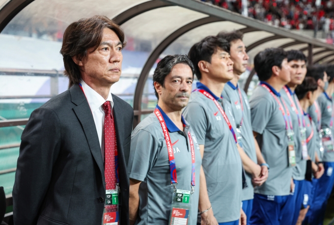 홍명보 대한민국 축구대표팀 감독이 지난 5일 오후 서울 마포구 서울월드컵경기장에서 열린 2026 국제축구연맹(FIFA) 북중미 월드컵 아시아 3차 예선 B조 1차전 대한민국과 팔레스타인의 경기에서 그라운드를 바라보고 있다./사진=뉴스1