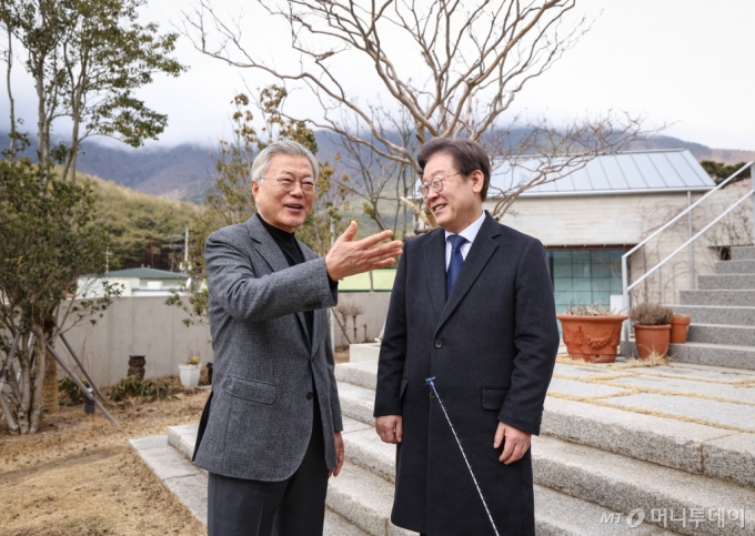 이재명 더불어민주당 대표가 4일 오후 경남 양산시 하북면 평산마을을 찾아 문재인 전 대통령을 예방하고 있다. (더불어민주당 제공) 2024.2.4/뉴스1  Copyright (C) 뉴스1. All rights reserved. 무단 전재 및 재배포,  AI학습 이용 금지. 