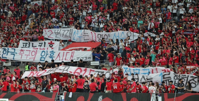 5일 오후 서울 마포구 서울월드컵경기장에서 열린 2026 국제축구연맹(FIFA) 북중미 월드컵 아시아 3차 예선 B조 1차전 대한민국과 팔레스타인의 경기를 앞두고 붉은악마 응원단이 정몽규 대한축구협회장과 홍명보 축구대표팀을 규탄하는 현수막을 펼치고 있다. /사진=뉴스1