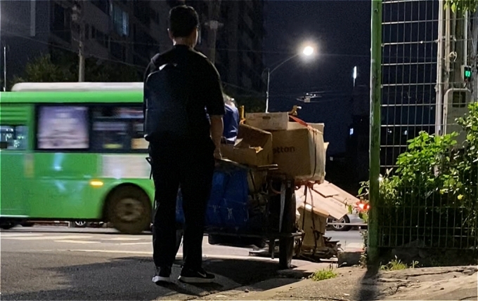 서울 중랑구의 좁다란 골목. 시내버스 첫 차가 다니던 새벽. 40kg 남짓한 할머니가 수월히 끌던 손수레를 잡았다. 그가 하루종일 모은 폐지가 산처럼 쌓여 있었다. 턱 하나를 넘기도 힘들었던 묵직한 삶의 무게. 골목마다 쌓여 있던 쓰레기를, 재활용 가능한 자원으로 바꾸던 사람. 폐지 줍는 어르신들을 다시 바라보고 싶었다./사진=누가 찍어준 것 같지만 실은 남형도 기자 셀카