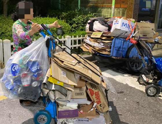 대문 앞에 두었지만 버린 게 아니라며 신고해서, 절도죄에 벌금 100만원을 물게된 안매영 할머니(왼쪽). 40년간 폐지를 수집했지만 이런 일은 처음이라며, 들어주는 것만으로도 고맙다며 울었다./사진=남형도 기자