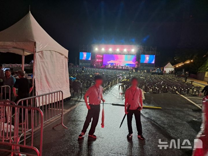 지난 6일 밤 9시29분쯤 충북 제천시 청풍면 청풍랜드에서 열린 제20회 제천국제음악영화제 행사장에서 공연 중 터뜨린 폭죽 일부가 관객석으로 날아드는 사고가 발생해 관객 10여명이 다쳤다. /사진=뉴시스(제천소방서 제공)