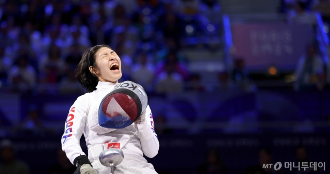 권효경이 7일(한국시간) 프랑스 파리의 그랑팔레에서 열린 2024 파리 패럴림픽 휠체어펜싱 여자 개인전 에페(스포츠등급 A) 결승 중국의 천위안둥과의 경기에서 은메달을 확정한 뒤 환호하고 있다. /사진=뉴시스(대한장애인체육회 제공)