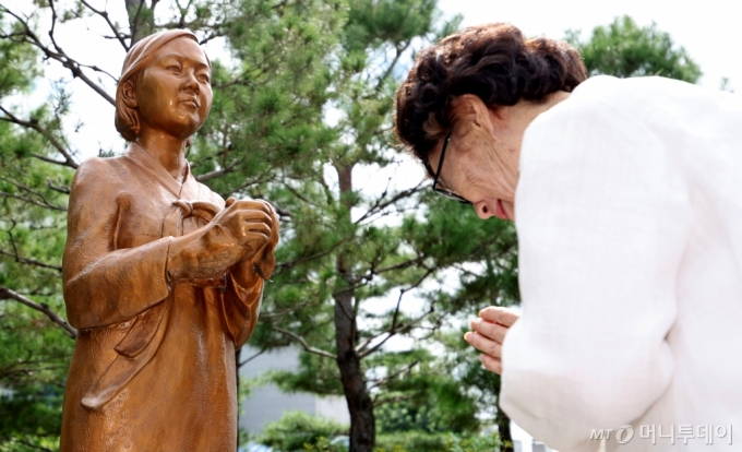 [대구=뉴시스] 이무열 기자 = 일본군 위안부 피해자인 이용수 할머니가 14일 대구 남구 대구여자상업고등학교 평화의 소녀상을 찾아 참배하고 있다. 2024.08.14. lmy@newsis.com /사진=이무열