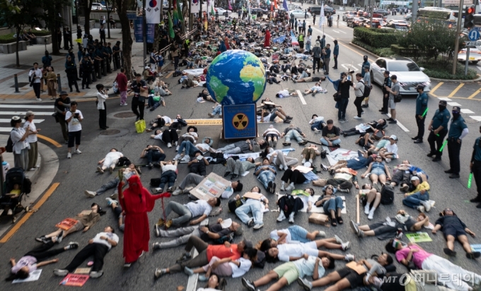 [=ý] ټ  = UN  Ǫϴ  7   ö 2ȣ Ｚ αٿ 907  (Die-in) ս ϰ ִ.  Ǫ ϴ (97) ȯ ߿伺 ˸, ĺȭ  ؿ  ̱  2019 (UN) ൿ ȸǿ ѹα      ̴. 2024.09.07. ks@newsis.com /=ټ