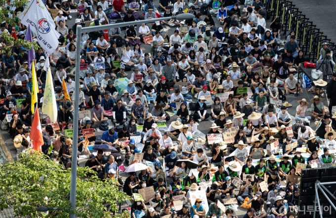 (서울=뉴스1) 이재명 기자 = 7일 오후 서울 강남구 신논현역 인근 강남대로에서 열린 907 기후정의행진에서 참가자들이 구호를 외치고 있다. 2024.9.7/뉴스1  Copyright (C) 뉴스1. All rights reserved. 무단 전재 및 재배포,  AI학습 이용 금지. /사진=(서울=뉴스1) 이재명 기자