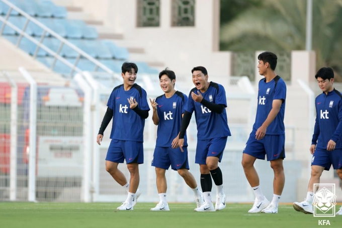 설영우(왼쪽), 이강인(가운데), 주민규(오른쪽)가 2026 국제축구연맹(FIFA) 북줌미월드컵 아시아 지역 3차 예선 B조 2차전 오만과 경기 전 웃으며 훈련에 임하고 있다. /사진=대한축구협회(KFA) 제공