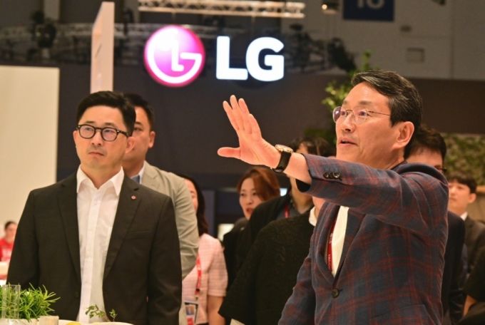 조주완 LG전자 CEO(맨 오른쪽)가 IFA 2024 LG전자 전시관을 둘러보고 있다./사진=LG전자