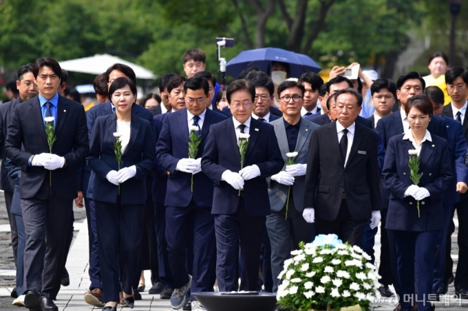 [김해=뉴시스] 차용현 기자 = 8일 오후 경남 김해시 봉하마을을 찾은 더불어민주당 이재명 대표가 당 지도부와 고 노무현 전 대통령 묘역을 찾아 참배하고 있다. 2024.09.08. con@newsis.com /사진=차용현