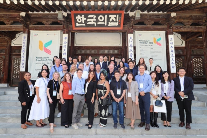 지난 4일 서울 '한국의 집'에서 열린 '럭셔리 관광 트래블마트'에 참가한 외국 여행사 관계자들/사진= 한국관광공사 