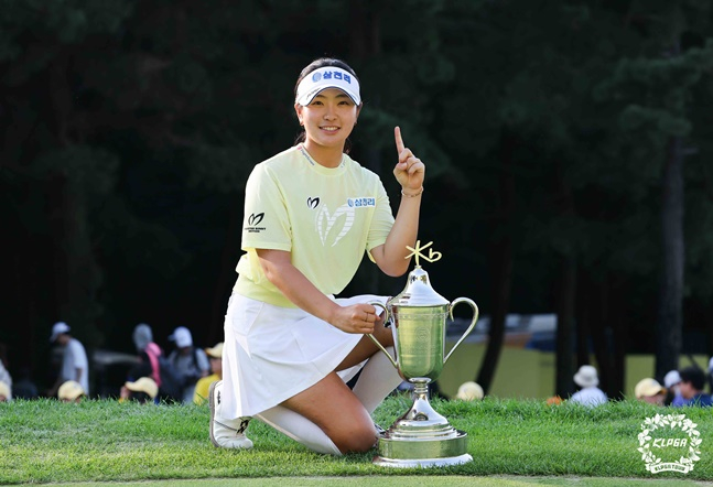 유현조가 8일 KLPGA 투어 KB금융 스타챔피언십에서 우승을 차지하고 포즈를 취하고 있다. /사진=KLPGT 제공