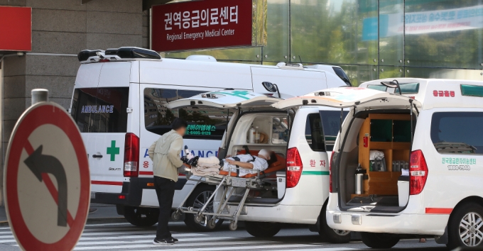  의사 부족에 따른 응급실 의료대란에 정부가 군의관을 파견하기로 한 4일  서울 양천구 목동 이대목동병원 권역응급의료센터 앞에서 환자가 구급차로 이송되고 있다.  /사진=뉴스1