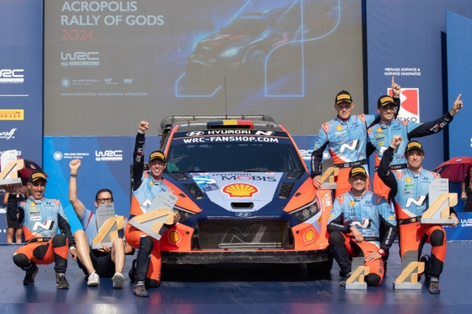 2024 WRC 그리스 랠리에서 트리플 포디움을 달성한 현대 월드랠리팀 시상식 장면/사진제공=현대차