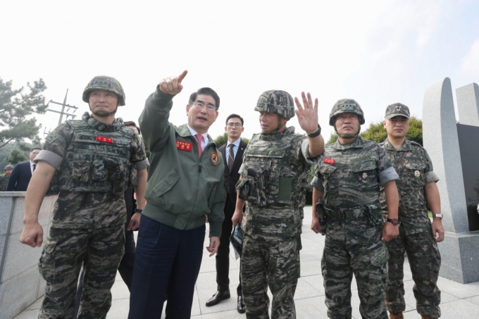 김용현 국방부 장관이 9일 경기도 김포시에 위치한 해병대 2사단 내 최전방 관측소(OP)를 방문해 군사대비태세 관련 주문을 하고 있다. / 사진=국방부