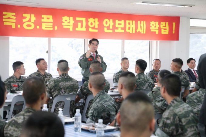 김용현 국방부 장관이 9일 경기도 김포시에 위치한 해병대 2사단 내 최전방 관측소(OP)를 방문한 이후 장병들과 동석해 식사했다. / 사진=국방부