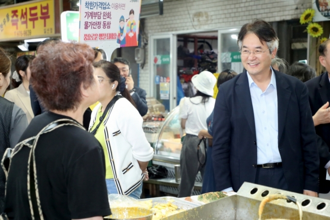 이동환 고양시장이 지난해 추석 고양의 한 재래시장을 방문한 모습./사진제공=고양시