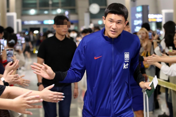 대한민국 축구 국가대표팀의 김민재가 인천국제공항에서 팬들과 인사하는 모습. /사진=뉴스1