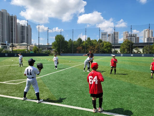 한국 야구 유소년 선수들이 8일 2024 야구 유·청소년 클럽리그(i-League) 원포인트 레슨교실 지도를 받고 있다. /사진=KBSA 제공