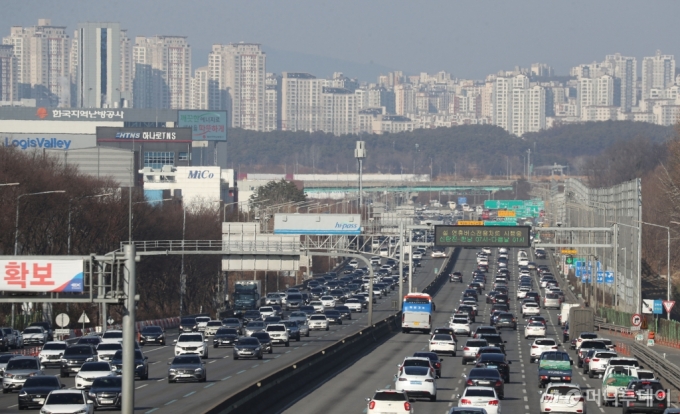 (오산=뉴스1) 김영운 기자 = 설 연휴 마지막 날인 12일 경기 오산시 경부고속도로 오산IC 인근 상(오른쪽), 하행선의 교통량이 많은 모습을 보이고 있다.  한국도로공사에 따르면 이날 귀경 방향 정체는 오후 3~4시 절정을 찍고 오후 11시~자정쯤 해소될 전망이다. 2024.2.12/뉴스1  Copyright (C) 뉴스1. All rights reserved. 무단 전재 및 재배포,  AI학습 이용 금지. /사진=(오산=뉴스1) 김영운 기자