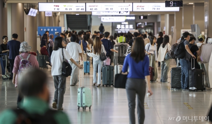 **기사와 직접적인 연관없음.  10일 서울 강서구 김포공항 국내선 탑승수속장에서 여행객들이 이동하고 있다. /사진=뉴시스