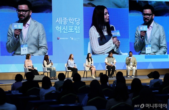 [서울=뉴시스] 전신 기자 = 3일 서울 강남구 과학기술컨벤션센터에서 열린 세종학당 혁신포럼에서 각국 세종학당 학생들이 '한국어로 여는 꿈의 길'을 주제로 토크 콘서트를 하고 있다. 2024.06.03. photo1006@newsis.com /사진=전신