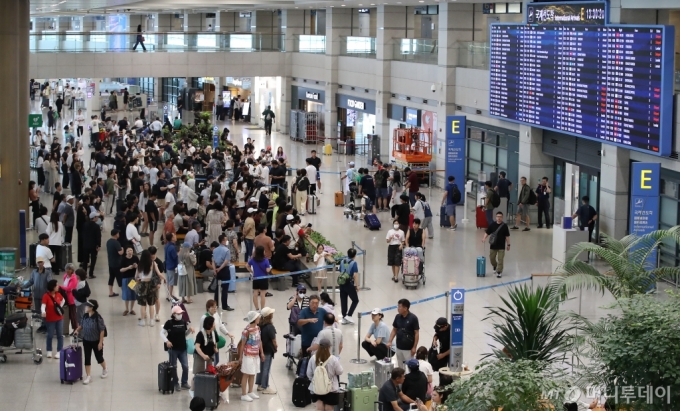 (인천공항=뉴스1) 박세연 기자 = 광복절 징검다리 연휴 마지막 날인 18일 인천국제공항 입국장이 여행객으로 붐비고 있다. 2024.8.18/뉴스1  Copyright (C) 뉴스1. All rights reserved. 무단 전재 및 재배포,  AI학습 이용 금지. /사진=(인천공항=뉴스1) 박세연 기자