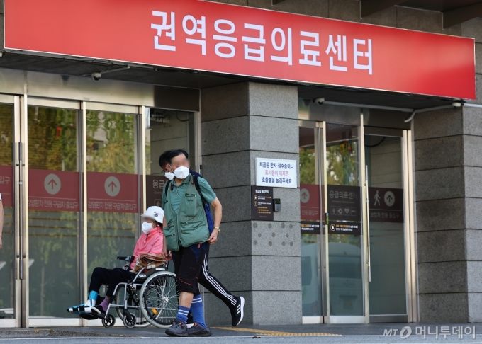 [서울=뉴시스] 김근수 기자 = 응급실 진료 대란이 연일 이어지는 가운데 4일 서울 시내의 한 대형병원 권역응급의료센터 앞에 환자와 보호자가 지나가고 있다.   정부가 오늘부터 강원대병원과 이대목동병원, 세종충남병원에 군의관을 추가로 배치하기로 했다. 2024.09.04. ks@newsis.com /사진=김근수