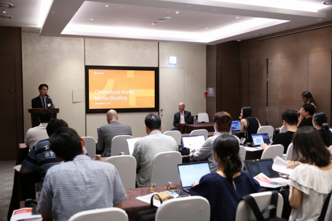 백용기 체이널리시스 한국지사장이 10일 서울 강남에서 열린 체이널리시스 창립 10주년 기자간담회에서 '국내 가상자산 생태계 혁신'에 대해 설명하고 있다. /사진제공=체이널리시스