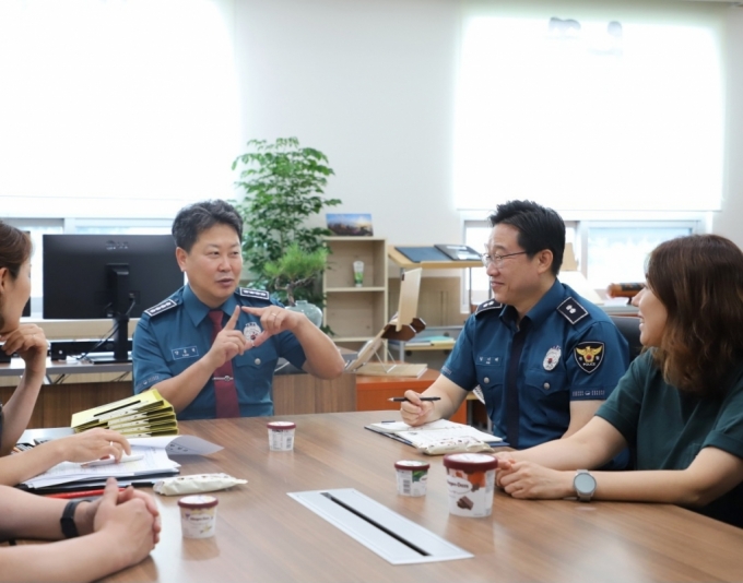 양동혁 성북경찰서장이 직원들과 함께 이야기 나누는 모습. /사진=서울 성북경찰서