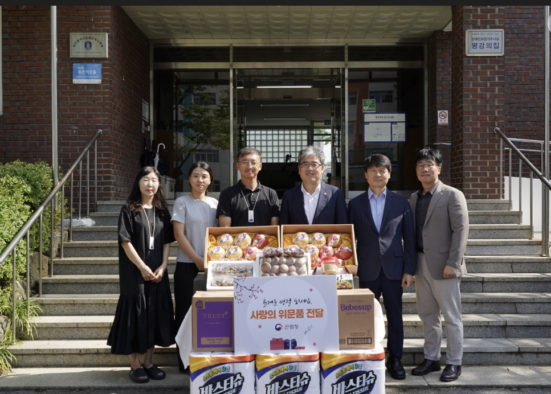 임상섭 산림청장(오른쪽 세번째)이 평강의 집을 방문해 위문품을 전달하고 있다/사진제공=산림청