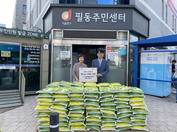 지난 9일 쌀 130포 기부 행사 이후 이수정 필동 동장과 김정상 주성씨앤에어 부사장이 기념촬영을 하고 있다/사진제공=주성씨앤에어 