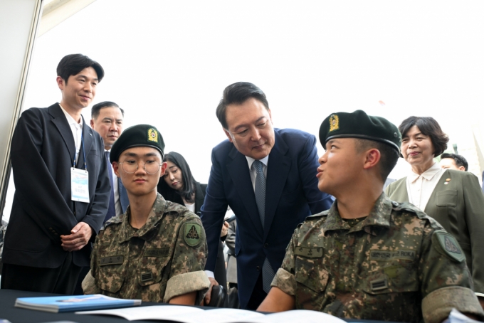 윤석열 대통령이 10일 서울 용산구 전쟁기념관 평화의광장에서 열린 '2024 제대군인 취·창업 박람회'를 깜짝 방문해 장병들과 대화를 나누고 있다. /사진=대통령실 제공