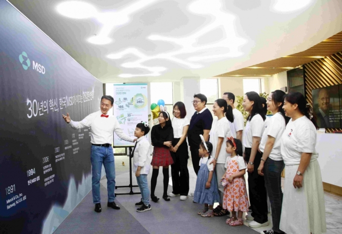 지난 6일 서울 중구 한국MSD 본사에서 알버트 김(맨 왼쪽) 대표가 임직원·가족에게 한국MSD가 한국인의 삶과 보건의료, 제약산업에 가져온 의미 있는 변화에 대해 설명하고 있다. /사진=한국MSD