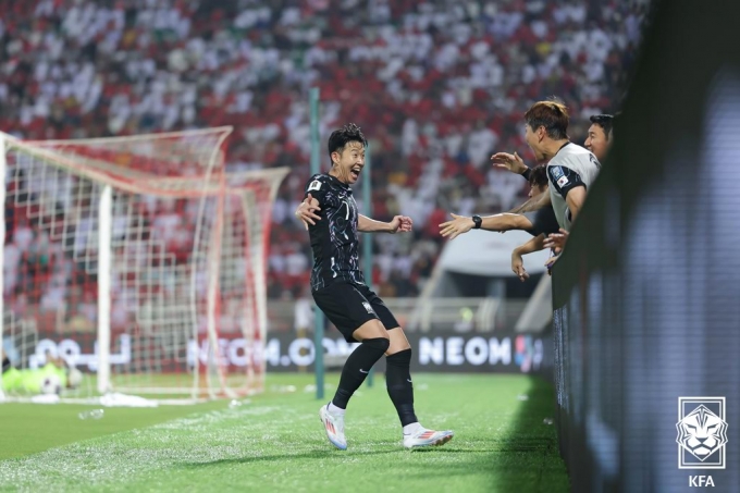 10일 (한국시간) 오만 무스카트의 술탄카부스 경기장에서 열린 오만과의 2026 국제축구연맹(FIFA) 북중미 월드컵 아시아지역 3차 예선 B조 조별리그 2차전 대한민국과 오만의 경기에서 득점한 후 기뻐하고 있다. /사진=뉴스1