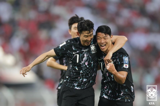 10일 (한국시간) 오만 무스카트의 술탄카부스 경기장에서 열린 오만과의 2026 국제축구연맹(FIFA) 북중미 월드컵 아시아지역 3차 예선 B조 조별리그 2차전 대한민국과 오만의 경기에서 대한민국 황희찬이 선취골을 넣은 후 손흥민과 기뻐하고 있다. /사진=뉴스1