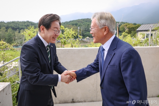 [서울=뉴시스] 권창회 기자 = 이재명 더불어민주당 대표와 문재인 전 대통령이 8일 경남 양산시 하북면 평산마을 문 전 대통령 사저에서 악수를 하고 있다. (사진=더불어민주당 제공) 2024.09.08. photo@newsis.com *재판매 및 DB 금지 /사진=