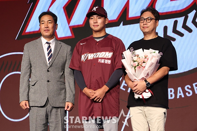 'KBO 2025 신인 드래프트'가 11일 오후 서울 송파구 롯데호텔 월드 크리스탈 볼룸에서 열렸다. 키움에 지명된 충훈고 김서준이 기념 촬영을 하고 있다.