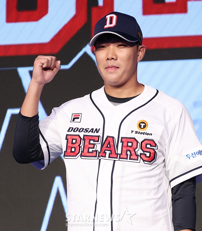 두산 베어스가 11일 2025 KBO 신인 드래프트에서 1라운드 6순위로 선택한 덕수고 내야수 박준순이 포즈를 취하고 있다. /사진=김진경 대기자