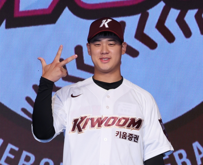 덕수고 왼손 투수 정현우(18)가 11일 오후 서울 송파구 롯데호텔월드에서 열린 &#039;2025 KBO 신인 드래프트&#039;에서 키움 히어로즈 1라운드 1순위로 지명된 후 포즈를 취하고 있다. /사진=뉴시스