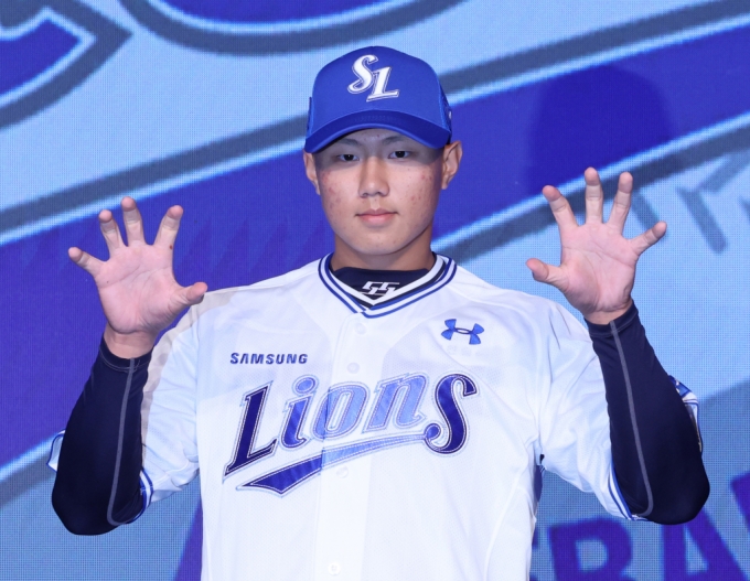 대구고 왼손 투수 배찬승(18)이 11일 오후 서울 송파구 롯데호텔월드에서 열린 &#039;2025 KBO 신인 드래프트&#039;에서 삼성 라이온즈 1라운드 3순위로 지명된 후 포즈를 취하고 있다. /사진=뉴시스