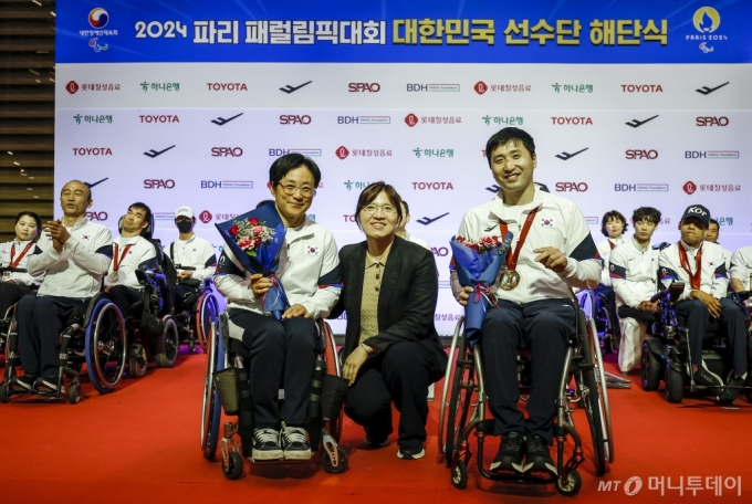 [인천공항=뉴시스] 정병혁 기자 = 장미란 문화체육관광부 2차관이 10일 인천국제공항 제2여객터미널에서 열린 2024 파리패럴림픽 대회 대한민국 선수단 해단식에서 김영건, 이도연 선수에게 꽃다발을 전달한 뒤 기념촬영을 하고 있다. 2024.09.10. jhope@newsis.com /사진=정병혁