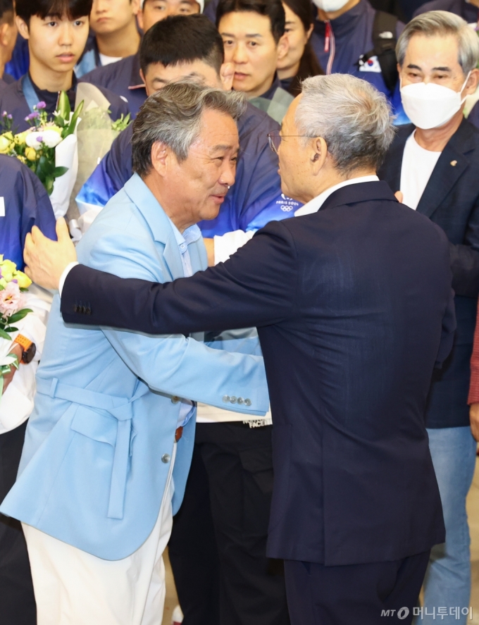 [인천공항=뉴시스] 황준선 기자 = 유인촌 문체부 장관이 이기흥(오른쪽) 대한체육회장을 8월 13일 인천국제공항 게아트 앞에서 만나 인사하고 있다. 2024.08.13. hwang@newsis.com /사진=황준선